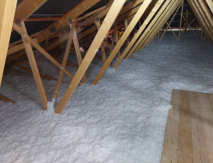 Zateplení stropu patrového domu pomocí foukané izolace